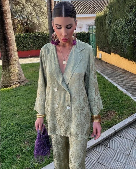 Completo Elegante: Camicia Stampata Brillante in Seta con Pantaloni